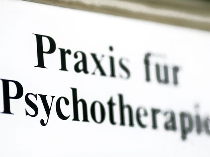 4,5 Prozent weniger Honorare ab 1. April: Die beschlossenen Honorarkürzungen für Psychotherapeuten könnten die Versorgungslage für Patienten in Bayern weiter verschärfen. (Symbolbild) / Foto: Jens Wolf/dpa-Zentralbild/dpa