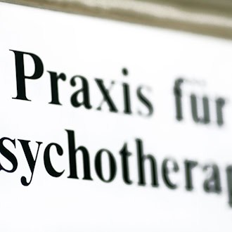 4,5 Prozent weniger Honorare ab 1. April: Die beschlossenen Honorarkürzungen für Psychotherapeuten könnten die Versorgungslage für Patienten in Bayern weiter verschärfen. (Symbolbild) / Foto: Jens Wolf/dpa-Zentralbild/dpa