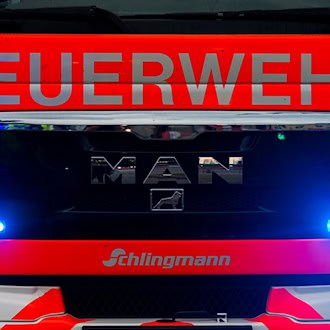 Der Lastwagen steht in Vollbrand. (Symbolbild) / Foto: Mohssen Assanimoghaddam/dpa