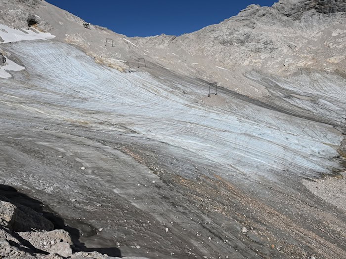 Am Nördlichen Schneeferner lag bis in den Juli Altschnee und ließ den Gletscher größer aussehen. (Archivbild) / Foto: Angelika Warmuth/dpa