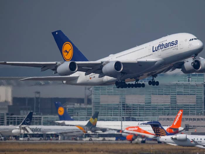 Ein Airbus A380 der Lufthansa ist ohne Passagiere von Abu Dhabi in Richtung München gestartet. (Archivbild) / Foto: Lennart Stock/dpa