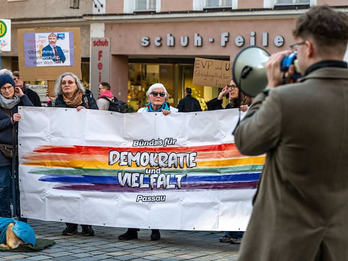 Demonstration des «Passauer Bündnisses für Demokratie und Vielfalt» protestierten gegen EVP-Chef Weber und eine Zusammenarbeit der EVP mit der AfD im EU-Parlament. / Foto: Armin Weigel/dpa