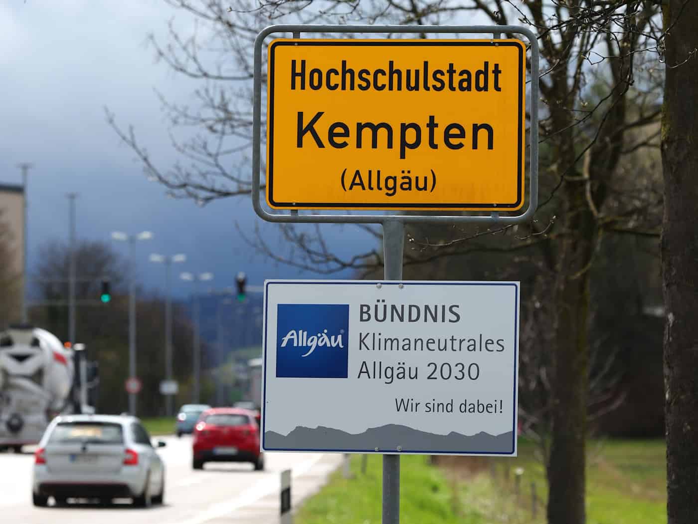 Wegen des Einsatzes wurde die Bundesstraße 12 in Kempten zeitweise gesperrt. (Archivbild) / Foto: Karl-Josef Hildenbrand/dpa