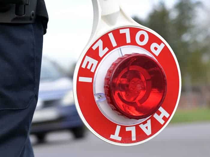 Die Polizei nahm den mutmaßlichen Akku-Dieb fest. (Symbolbild) / Foto: Michael Bahlo/dpa