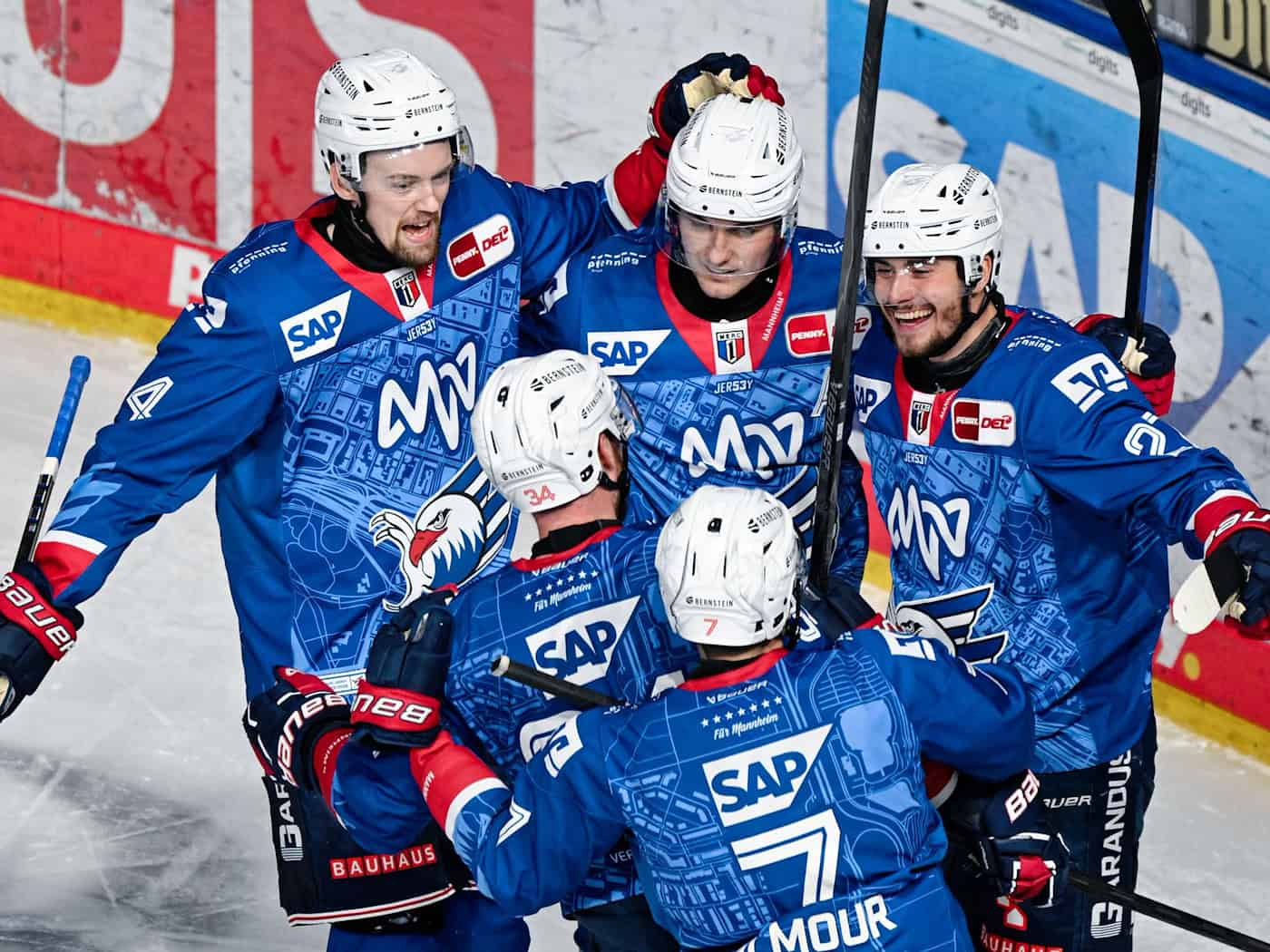 Den Adler Mannheim fehlt noch ein Erfolg für den Einzug ins Playoff-Halbfinale. (Archivbild) / Foto: Uwe Anspach/dpa