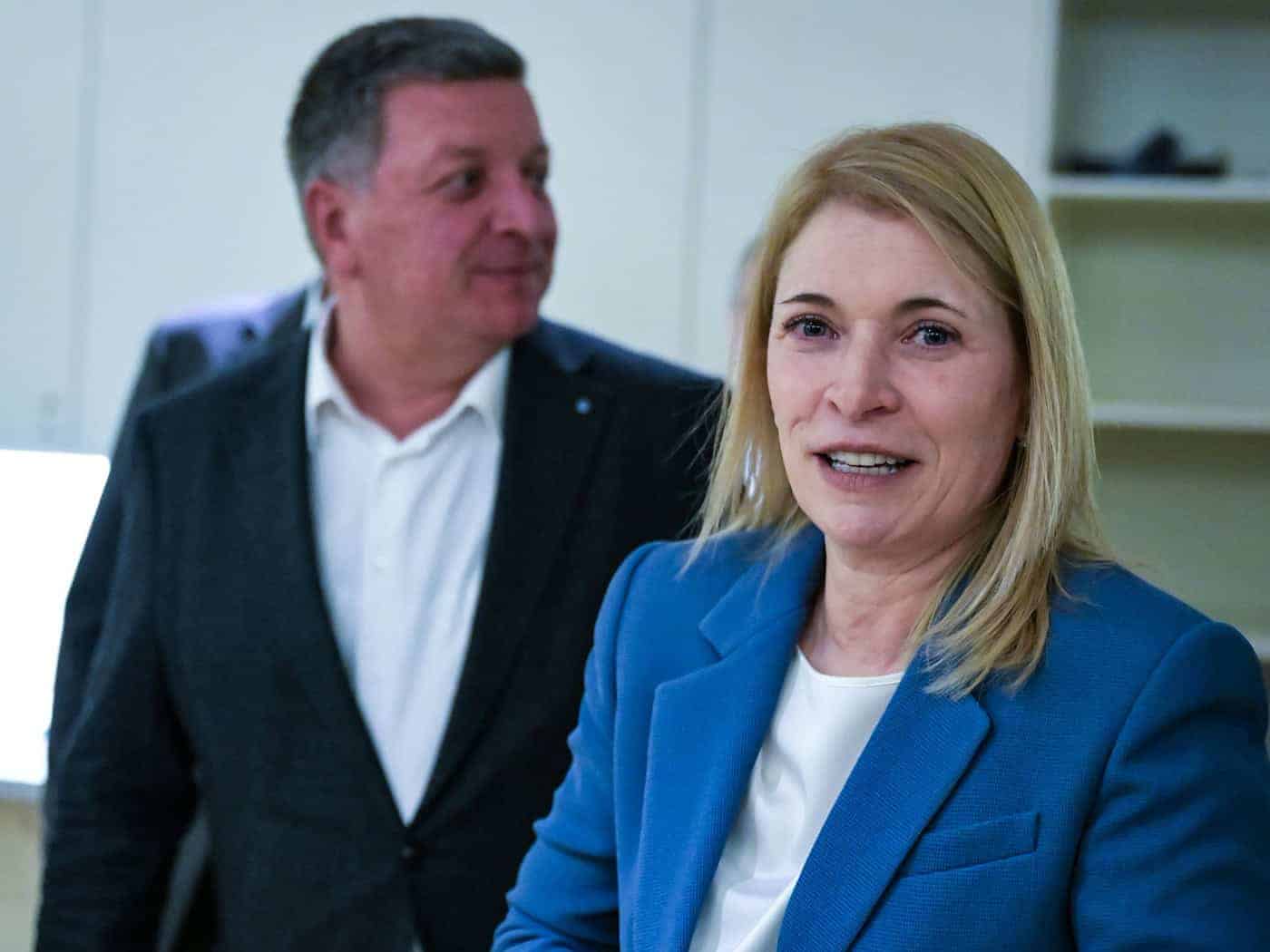 Bahnchefin Evelyn Palla und Verkehrsminister Christian Bernreiter im Landtag.  / Foto: Malin Wunderlich/dpa