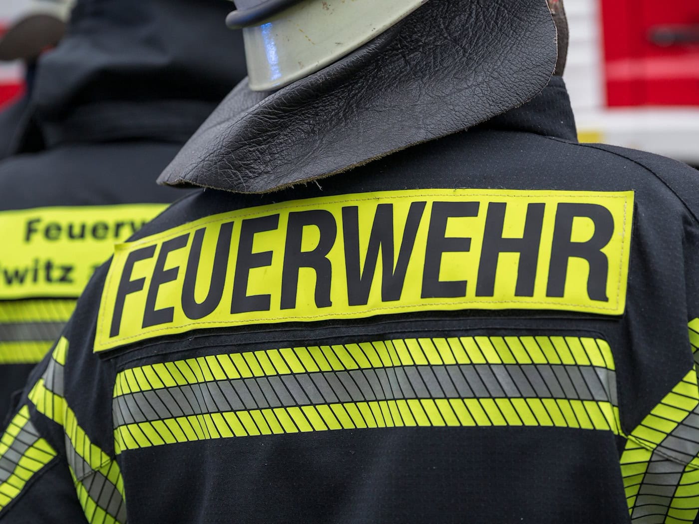 70 Einsatzkräfte löschen einen Brand in einer Feldscheune in Röttenbach. (Symbolbild) / Foto: Daniel Vogl/dpa