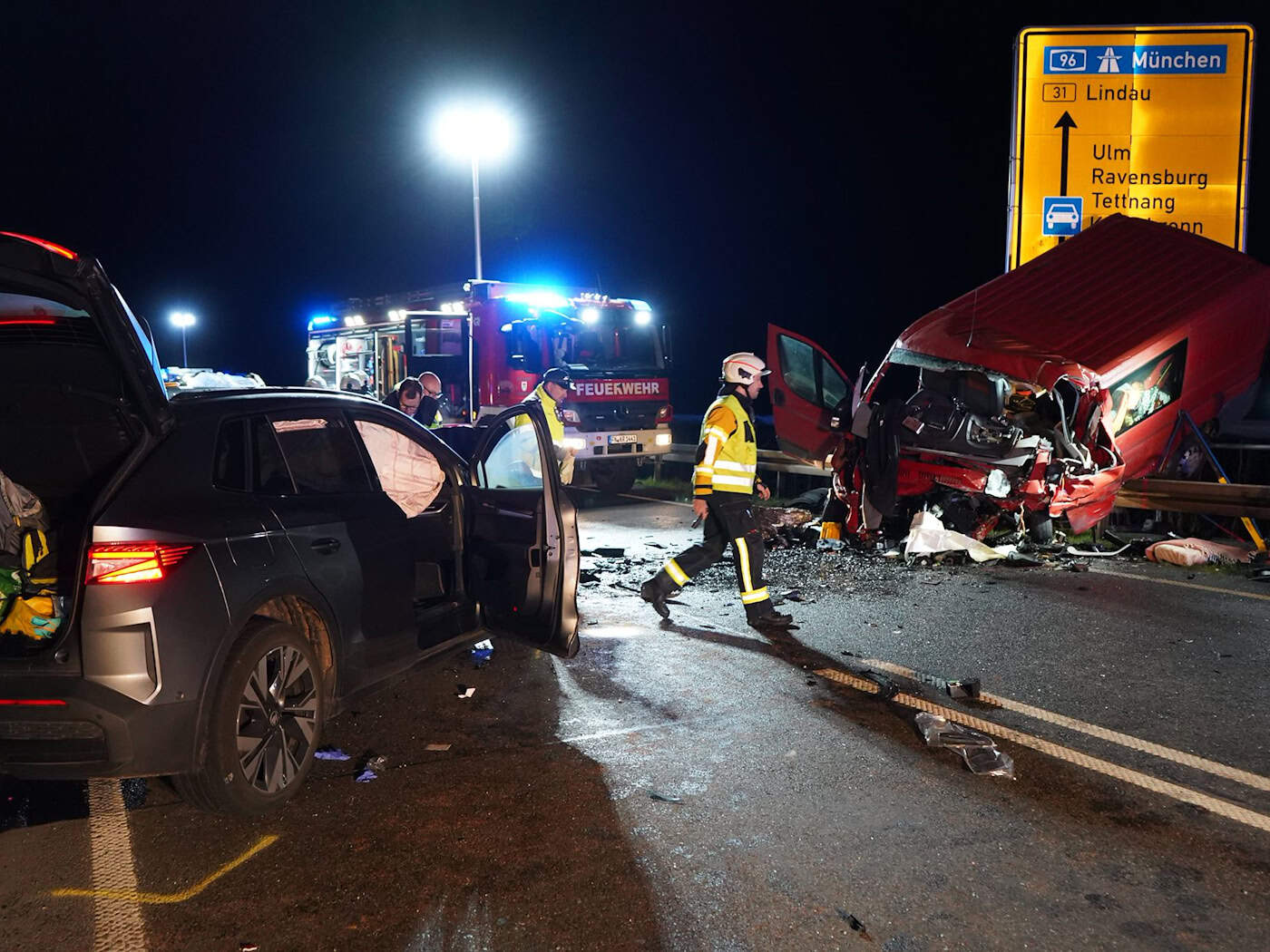 Sanitäter bringen die Verletzten in ein Krankenhaus.  / Foto: Reinert/swd-medien/dpa