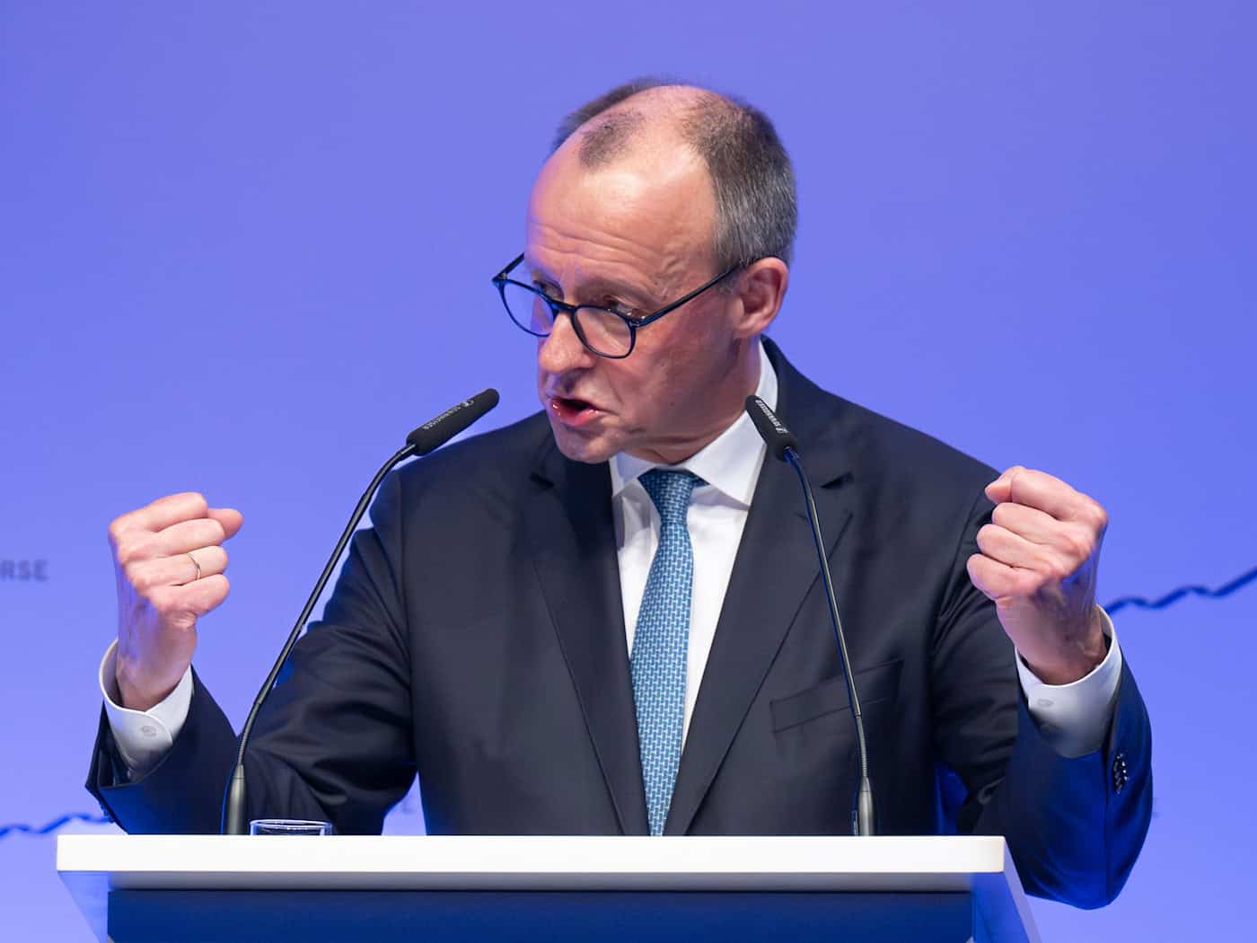 Will in München die Spitzen der Wirtschaftsverbände treffen: Kanzler Friedrich Merz. (Archivbild) / Foto: Boris Roessler/dpa