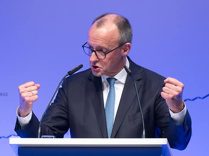 Will in München die Spitzen der Wirtschaftsverbände treffen: Kanzler Friedrich Merz. (Archivbild) / Foto: Boris Roessler/dpa