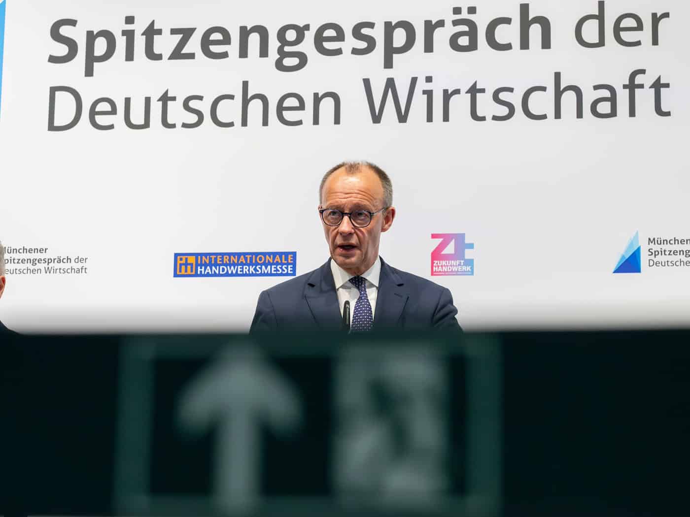 Auch auf der Handwerksmesse in München stand der Krieg im Iran im Mittelpunkt - seine Folgen betreffen nicht nur die Menschen in der Region, auch die Wirtschaft leidet unter den Kampfhandlungen.  / Foto: Peter Kneffel/dpa