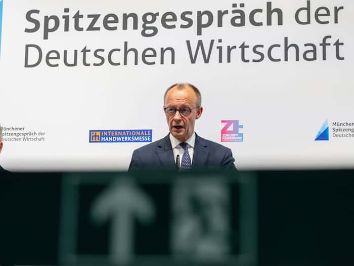 Auch auf der Handwerksmesse in München stand der Krieg im Iran im Mittelpunkt - seine Folgen betreffen nicht nur die Menschen in der Region, auch die Wirtschaft leidet unter den Kampfhandlungen.  / Foto: Peter Kneffel/dpa