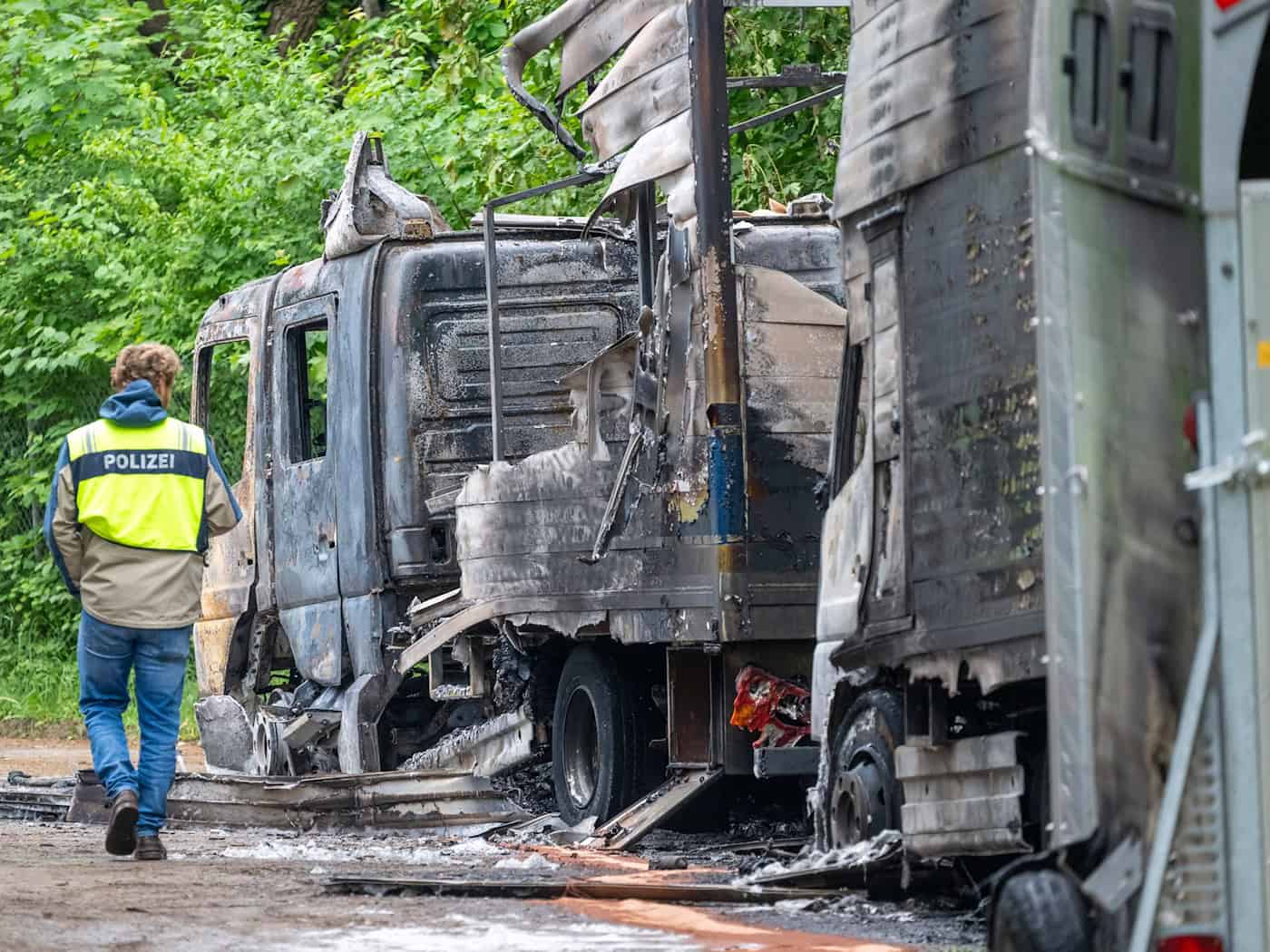 Auch ein Anschlag auf Polizeifahrzeuge zählt zu der mutmaßlichen Serie - der 32-Jährige gilt hier aber nicht als Beschuldigter. (Archivfoto)  / Foto: Peter Kneffel/dpa