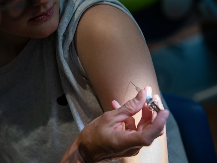 Die Ständige Impfkommission empfiehlt deshalb eine Impfung für alle Mädchen und Jungen zwischen 9 und 14 Jahren. (Symbolbild) / Foto: Stefan Puchner/dpa
