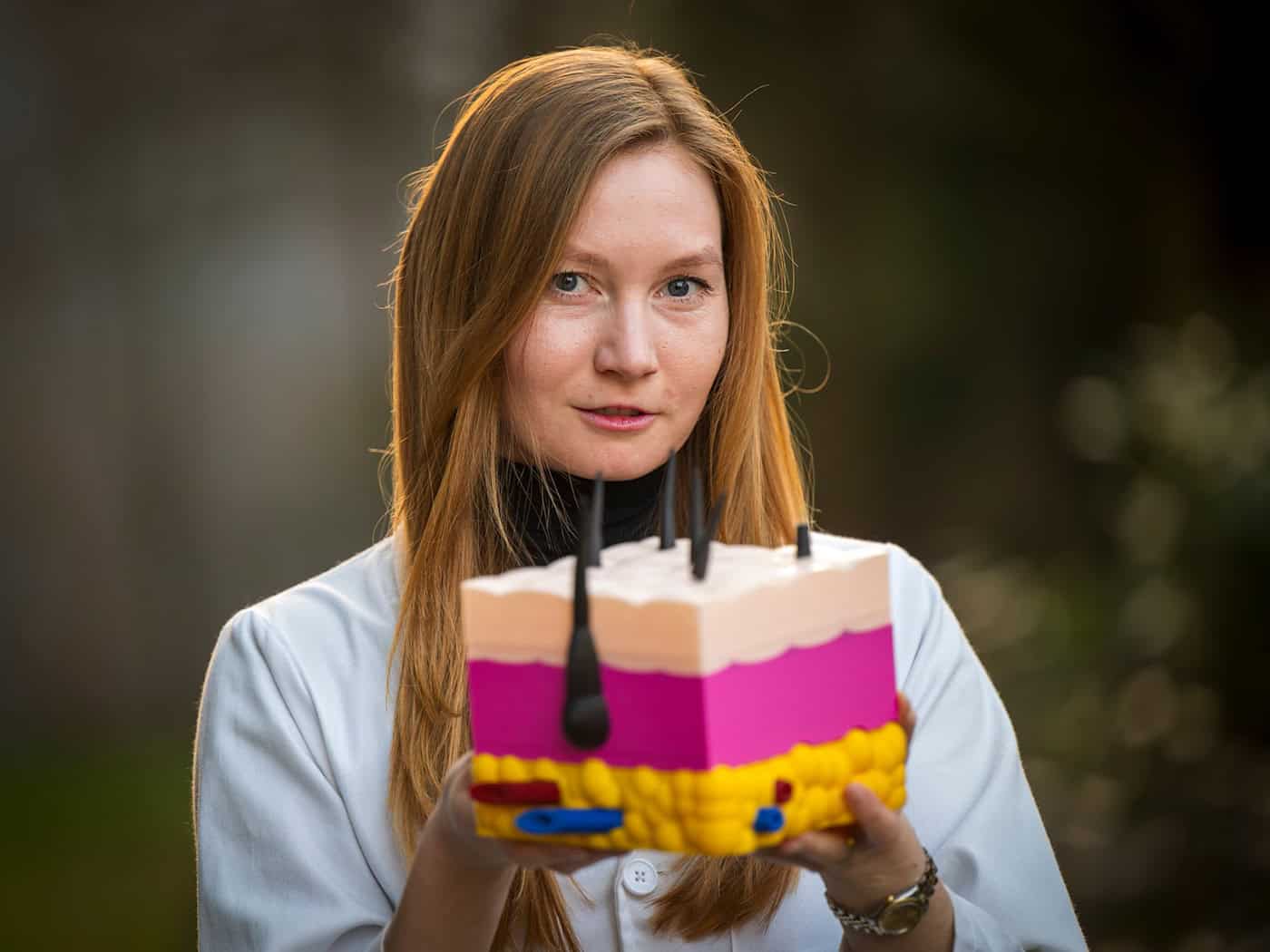 Haut ist ihr Metier. / Foto: Peter Kneffel/dpa