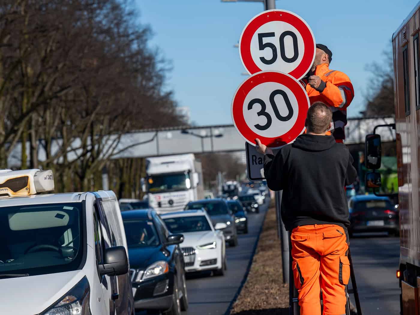 Ende Februar waren an der Landshuter Allee nach viel Hin und Her wieder Tempo-30-Schilder montiert worden. (Archivbild) / Foto: Peter Kneffel/dpa