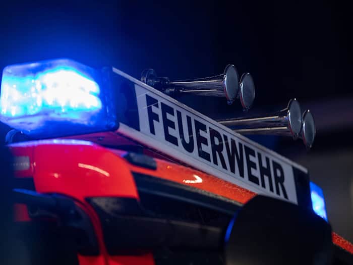 Tragisches Ende eines Rettungseinsatzes: Nach dem Wohnungsbrand in Bamberg ist das Opfer im Krankenhaus gestorben. (Symbolbild) / Foto: Marijan Murat/dpa