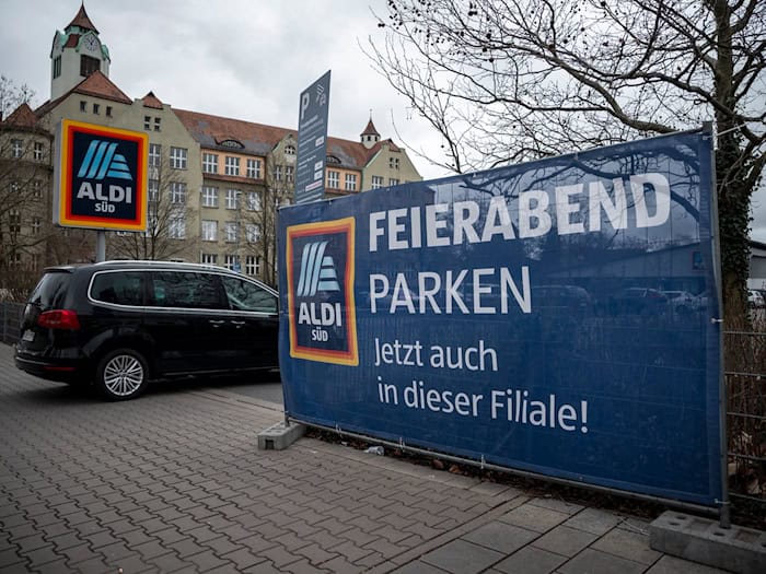 Nach Düsseldorf und Hamburg testen nun auch die drei mittelfränkischen Städte, ob Supermarkt-Parkplätze eine Lösung für das Parkproblem nach Feierabend sein können. (Symbolbild) / Foto: Daniel Vogl/dpa