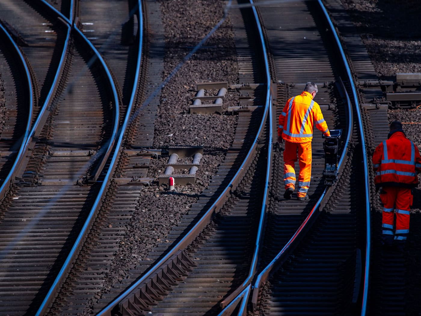Nachdem dem Abrutschen des Bahndamms war die Dauer der Sperrung zunächst unklar. (Symbolbild) / Foto: Jens Büttner/dpa