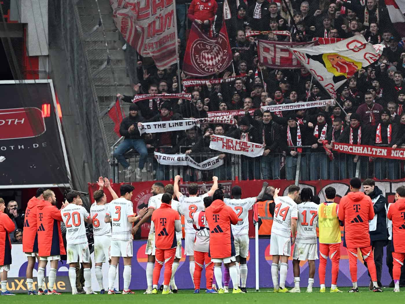 Die Spieler von Bayern München bejubelten das Remis in Leverkusen wie einen Sieg. / Foto: Federico Gambarini/dpa