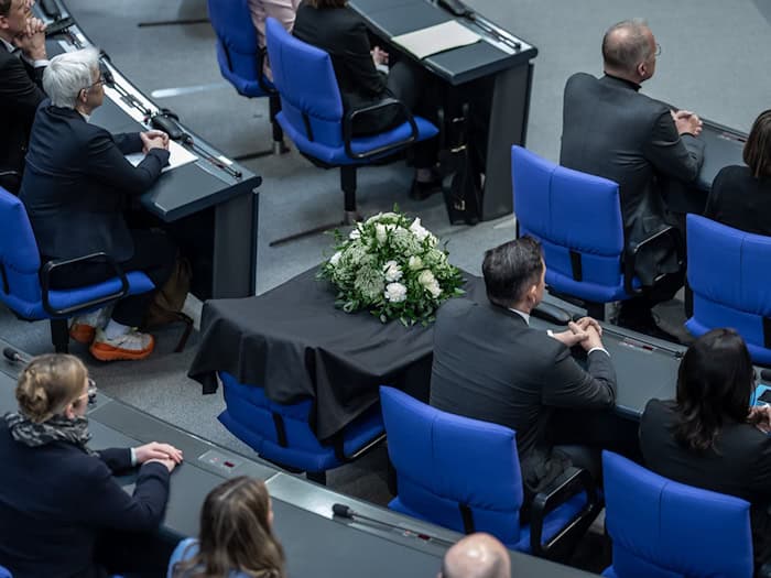 Mit einem Gesteck wurde in der vergangenen Sitzungswoche im Bundestag des gestorbenen Abgeordneten Carsten Träger (SPD) gedacht. / Foto: Michael Kappeler/dpa