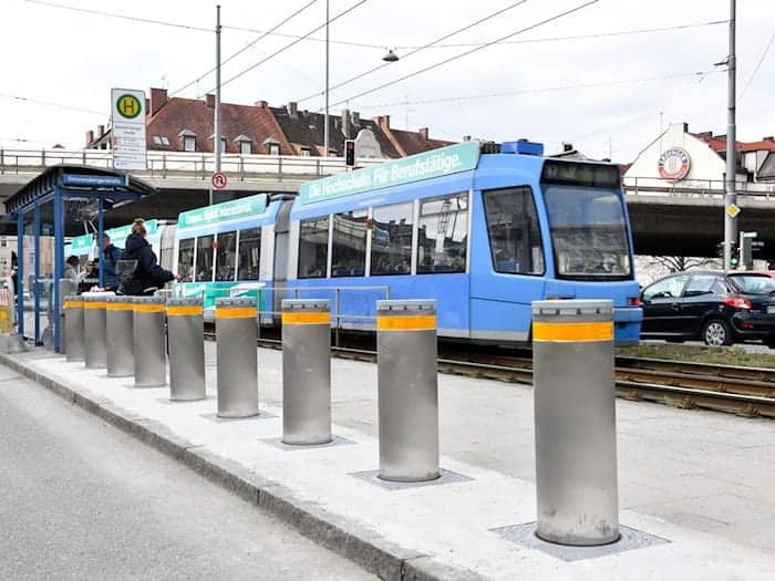 Poller sollen künftig verhindern, dass Autos bei Unfällen in die Haltestelle fahren. (Handout)  / Foto: SWM/MVG/dpa