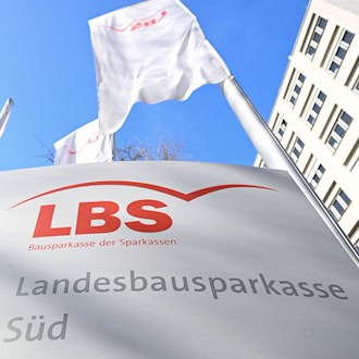 Die Nachfrage nach Bausparverträgen bei der LBS Süd ist gesunken. (Archivbild)  / Foto: Bernd Weißbrod/dpa