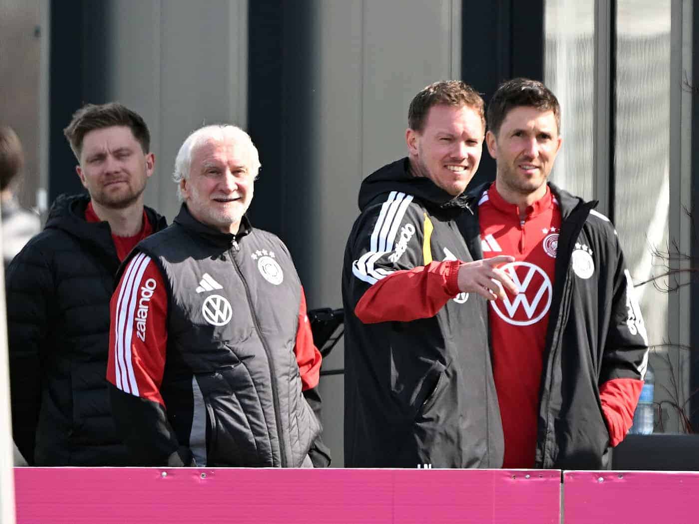 Rudi Völler (l.) und Julian Nagelsmann (2.v.r.) schauen auf den Trainingsplatz.  / Foto: Federico Gambarini/dpa