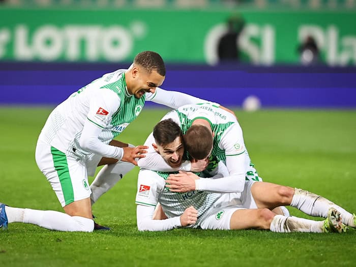 Die SpVgg Greuther jubelt über den Sieg gegen Elversberg. / Foto: Daniel Karmann/dpa