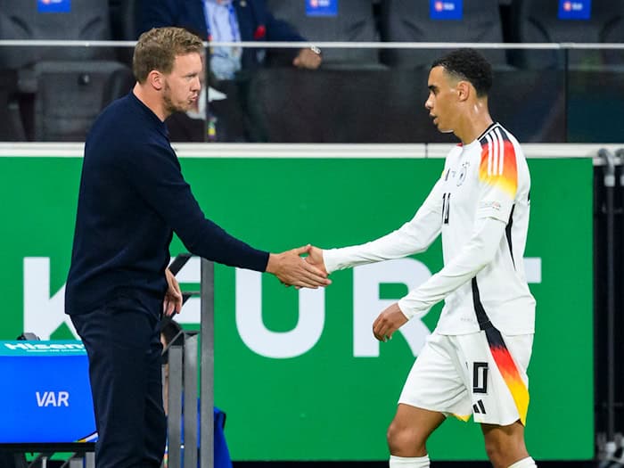 Julian Nagelsmann muss noch warten, bis er Jamal Musiala wieder im Kreis der Nationalmannschaft begrüßen kann. (Archivbild) / Foto: Tom Weller/dpa