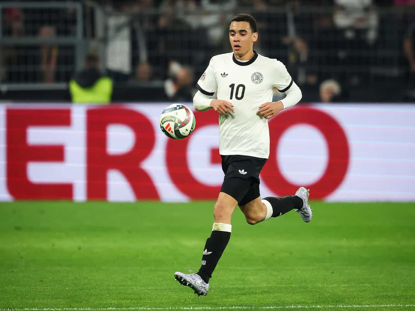 Jamal Musiala bestritt sein letztes Länderspiel vor einem Jahr gegen Italien. (Archivbild) / Foto: Christian Charisius/dpa