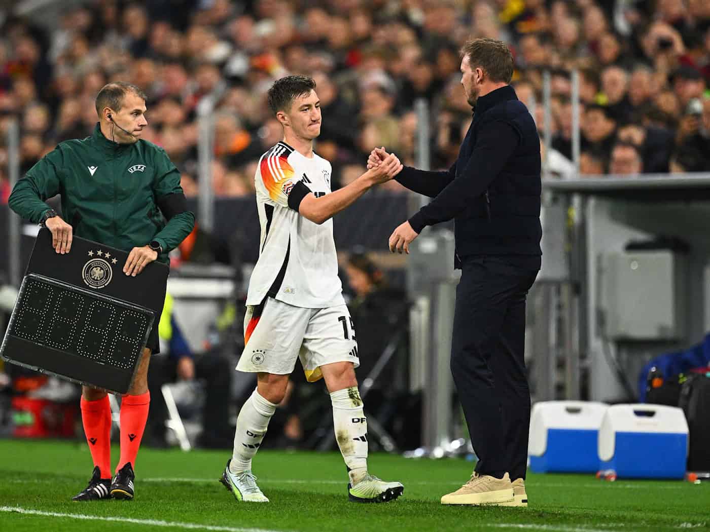 Ungeplantes Wiedersehen bei der Nationalmannschaft: Angelo Stiller (l) und Bundestrainer Julian Nagelsmann. (Archivild) / Foto: Tom Weller/dpa