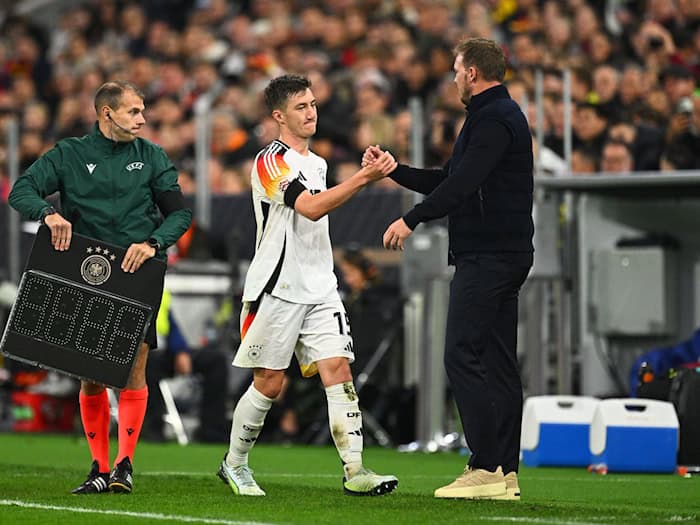 Ungeplantes Wiedersehen bei der Nationalmannschaft: Angelo Stiller (l) und Bundestrainer Julian Nagelsmann. (Archivild) / Foto: Tom Weller/dpa