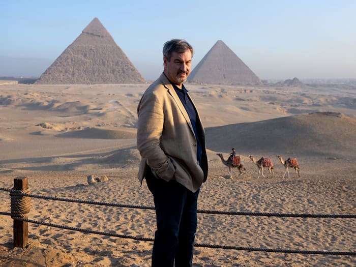 Neben politischen Terminen und jeder Menge Wissenschaft gibt es auf den Reisen von CSU-Chef Söder auch immer Zeit für Land und Leute - so wie hier bei den Pyramiden in Kairo. / Foto: Sven Hoppe/dpa