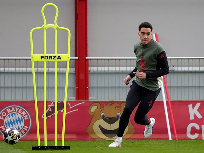 Jamal Musiala arbeitet nach Problemen am operierten linken Bein wieder auf dem Rasen. (Archivbild) / Foto: Philippe Ruiz/dpa