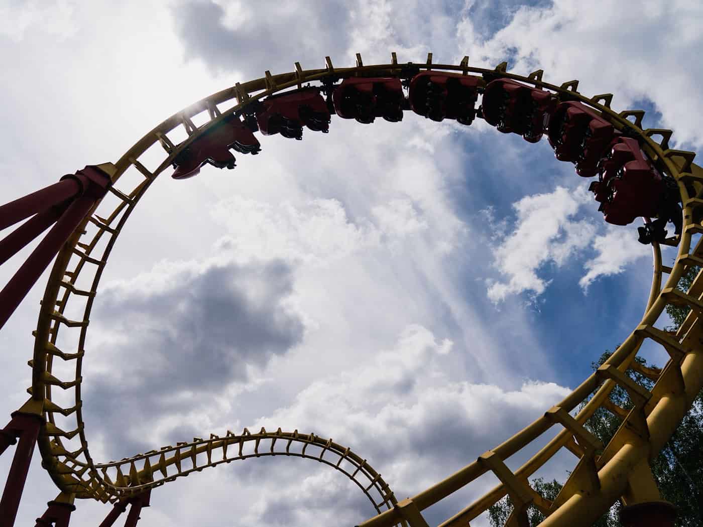 In diesen Tagen werden in den bayerischen Freizeitparks wieder die Achterbahnen in Betrieb genommen. (Archivbild) / Foto: Nicolas Armer/dpa