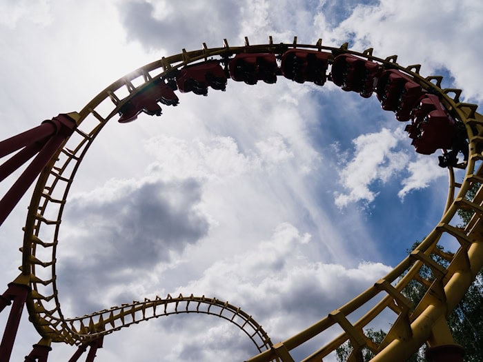 In diesen Tagen werden in den bayerischen Freizeitparks wieder die Achterbahnen in Betrieb genommen. (Archivbild) / Foto: Nicolas Armer/dpa