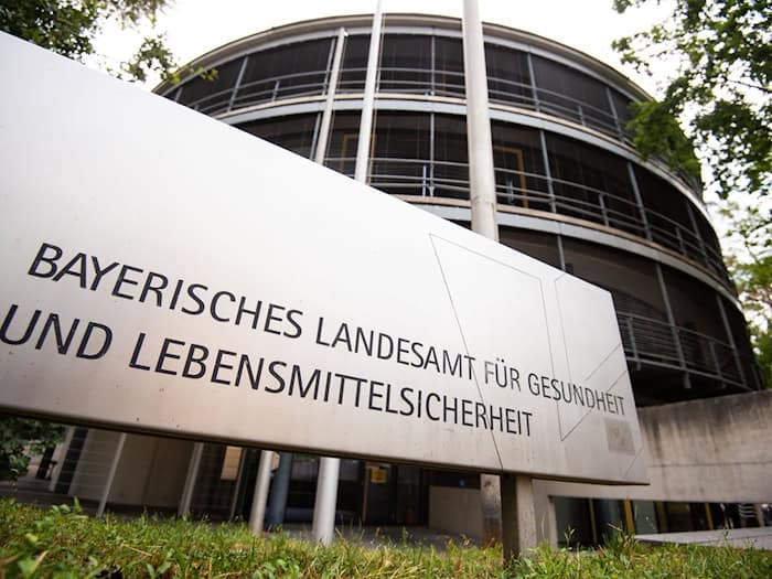 Bei der Suche nach der Ursache der Infektion ist auch das Landesamt für Gesundheit im Boot. (Archivbild)  / Foto: Nicolas Armer/dpa