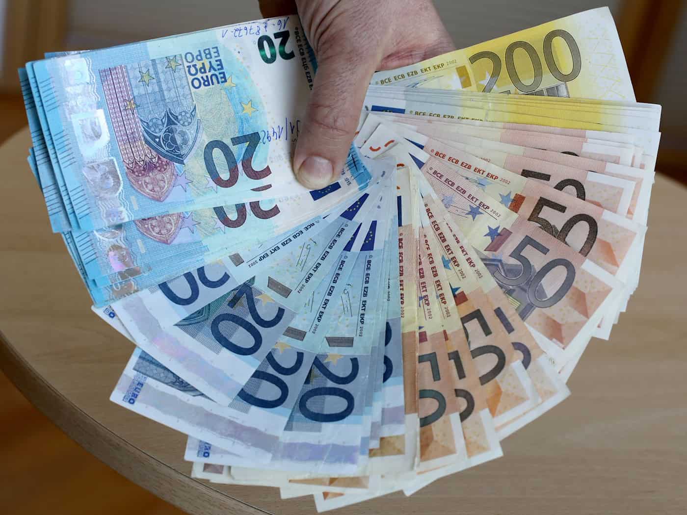 Mit einem falschen Fünfziger wollte ein Mann in Nürnberg bezahlen - erfolglos. (Symbolbild) / Foto: Bernd Wüstneck/dpa-Zentralbild/dpa