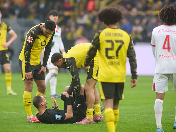 Schiri Bastian Dankert lag nach einem Zusammenprall mit Felix Nmecha kurz auf dem Rasen. / Foto: Bernd Thissen/dpa
