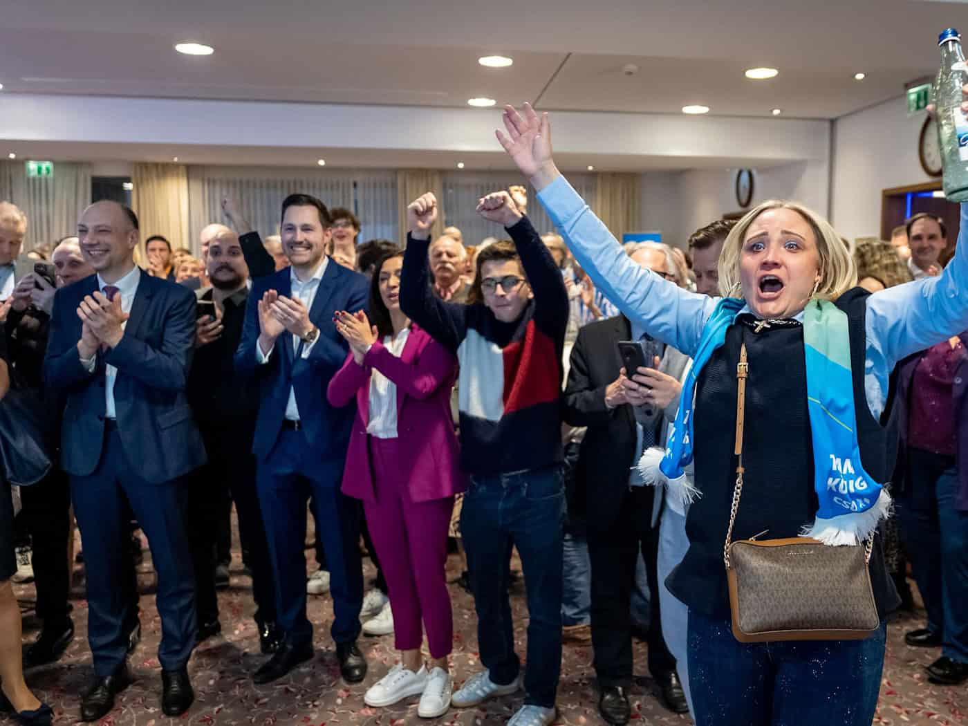 Jubel bei der CSU in Nürnberg - Amtsinhaber wird aller Voraussicht nach mit deutlichem Vorsprung und damit als klarer Favorit in die Stichwahl um die Oberbürgermeister-Wahl gehen.  / Foto: Daniel Karmann/dpa