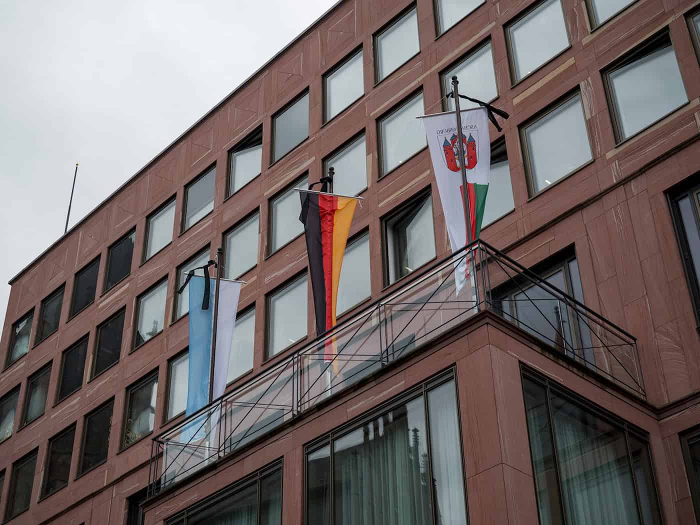 In Aschaffenburg muss der Oberbürgermeister per Stichwahl bestimmt werden. (Archivbild) / Foto: Daniel Vogl/dpa