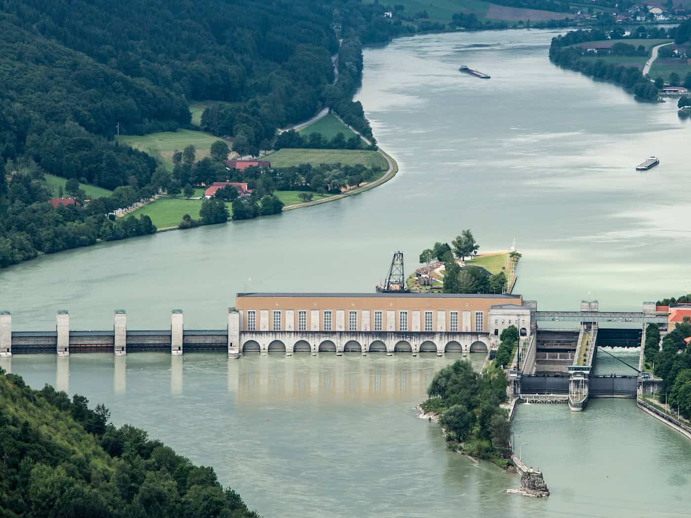Eine Feuerwehrübung oberhalb des Wasserkraftwerks endet für einen 43-jährigen Feuerwehrmann mit schweren Verletzungen. (Symbolbild) / Foto: Armin Weigel/dpa