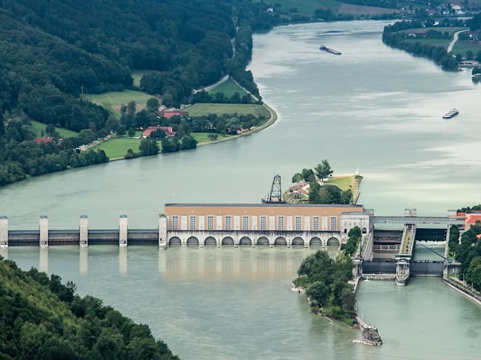 Eine Feuerwehrübung oberhalb des Wasserkraftwerks endet für einen 43-jährigen Feuerwehrmann mit schweren Verletzungen. (Symbolbild) / Foto: Armin Weigel/dpa