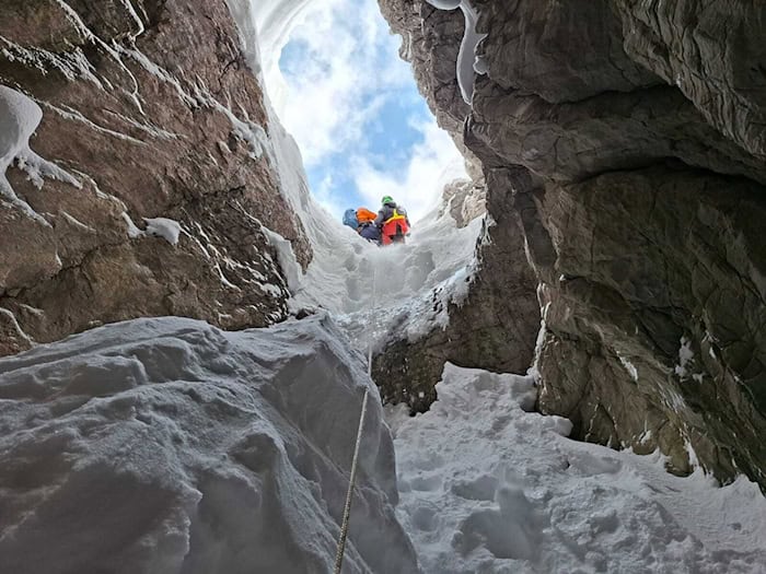 Ein Skitourengeher ist 25 Meter tief in eine Doline gestürzt  / Foto: -/Bergrettung Salzburg/dpa