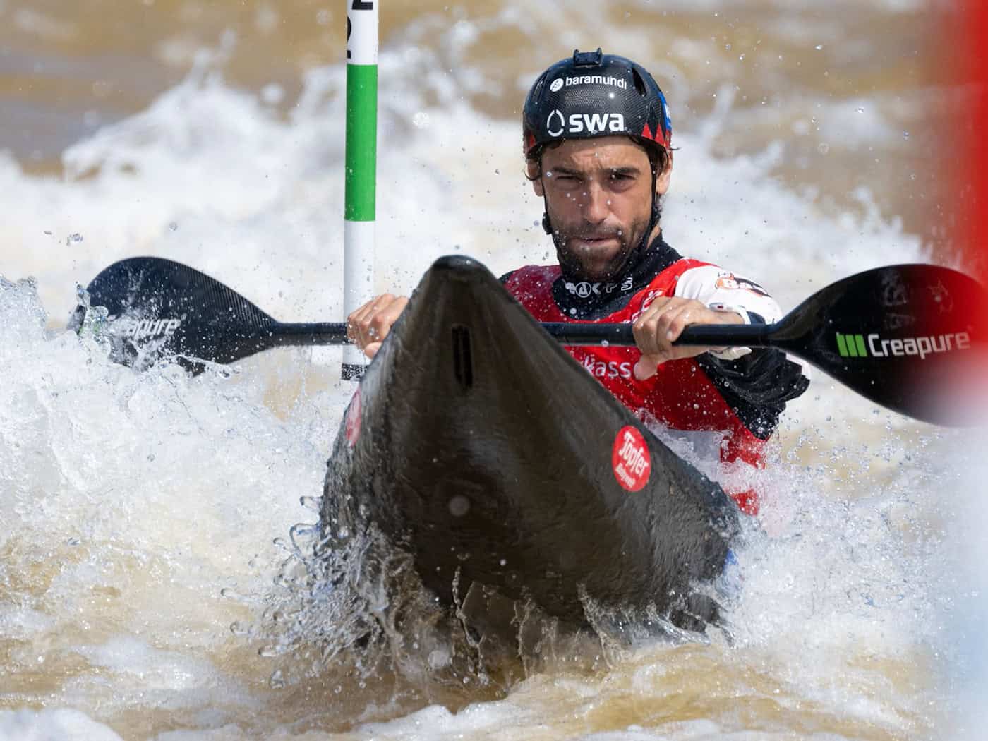 Im Kanu gehörte Hannes Aigner bis 2025 zur Weltspitze, seine Ambitionen auf den Chefsessel im Augsburger Rathaus sind aber gescheitert. (Archivbild) / Foto: Hendrik Schmidt/dpa