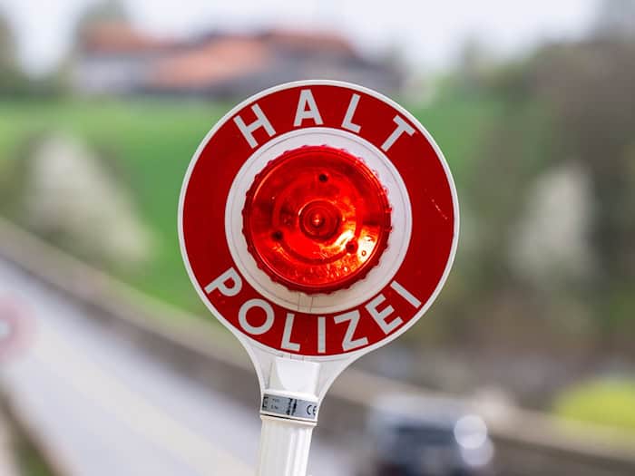 Die Polizei zog einen Wagen aus dem Verkehr, in dem fünf Kinder ungesichert mitfuhren. (Symbolbild) / Foto: Armin Weigel/dpa