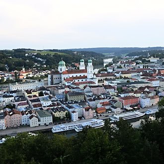 In Passau sorgen drei neu gewählte FDP-Stadtratsmitglieder für Gesprächsstoff. Zwei von ihnen sind weiterhin CSU-Mitglieder. (Symbolbild) / Foto: Felix Hörhager/dpa
