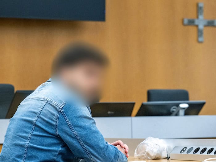 Ein Mann soll im Dezember 2024 versucht haben, seine dreijährige Tochter in der gemeinsamen Wohnung zu vergiften. Er ist vor dem Landgericht Landshut angeklagt. (Archivbild) / Foto: Armin Weigel/dpa