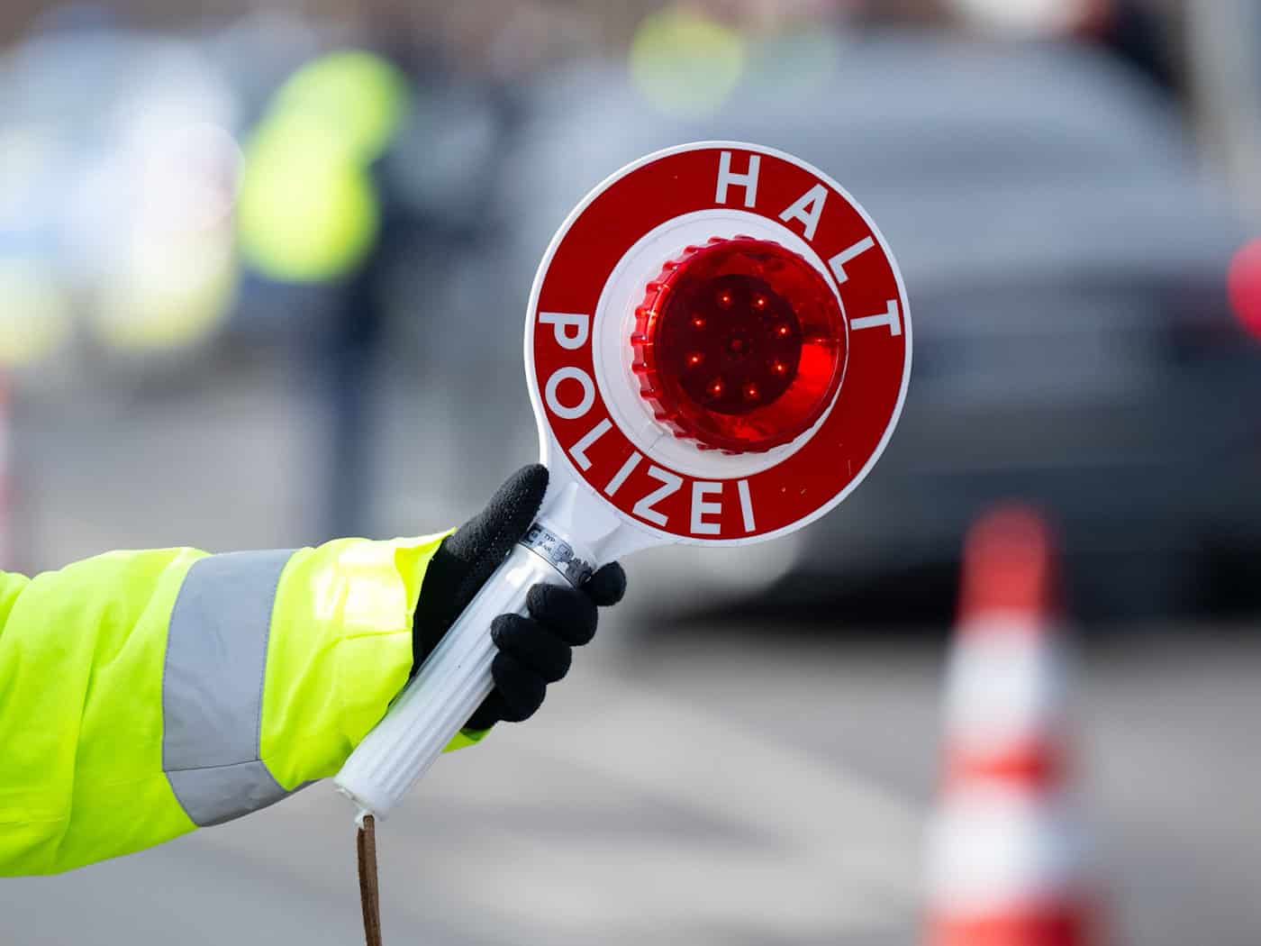 An der Anschlussstelle Rosenheim-West bremste der Fahrer stark und verließ die Autobahn, woraufhin Polizisten das Auto stoppten. (Symbolbild) / Foto: Sven Hoppe/dpa